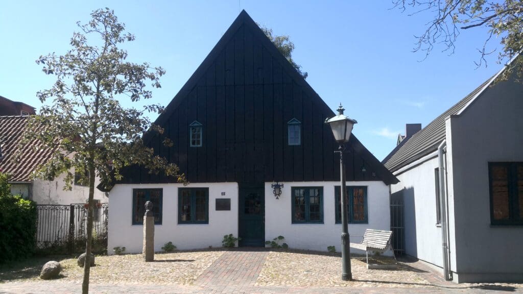 Das Bild zeigt das Geburtshaus von Klaus Groth in der Stadt Heide.