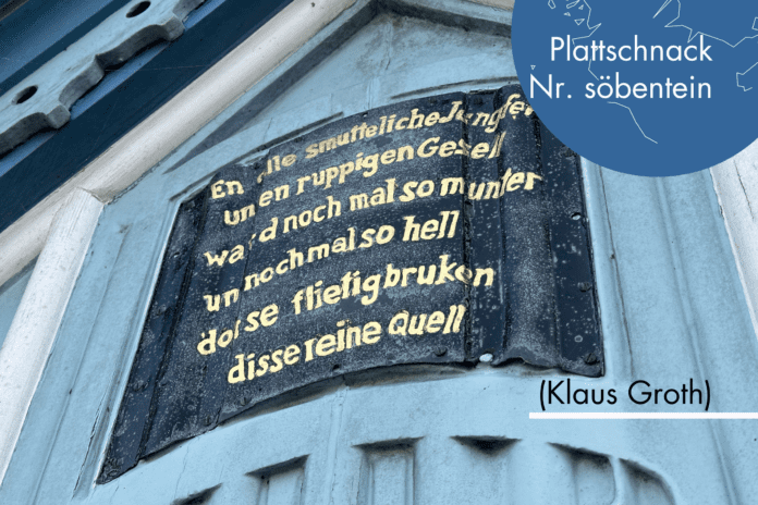 Das Bild zeigt die plattdeutsche Inschrift von Klaus Groth auf der Südseite des Friedrichstädter Marktbrunnens.