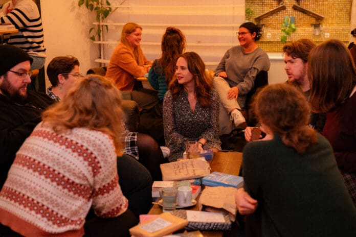Organisatorin Maline Kotetzki redet mit anderen Teilnehmern*innen der Reading Parties