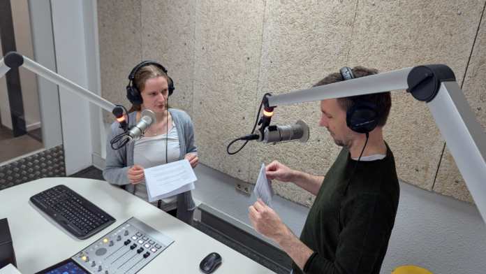 Das Foto zeigt Alina Dwenger und Karsten Tolle