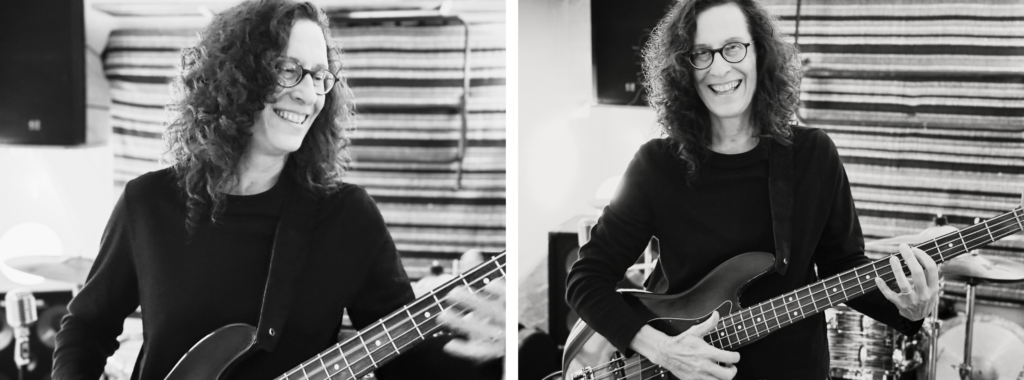Auf beiden Bildern ist Susanne Vogel Bass spielend zu sehen, hinter ihr ein Schlagzeug.