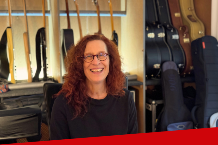 Das Bild zeigt Profi-Bassistin Susanne Vogel in ihrem Lübecker Proberaum.